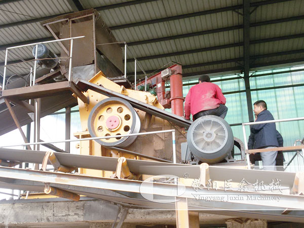 破碎設備維護現(xiàn)場